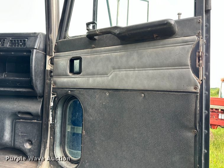 image for item NT9224 2001 Peterbilt  379 dump truck