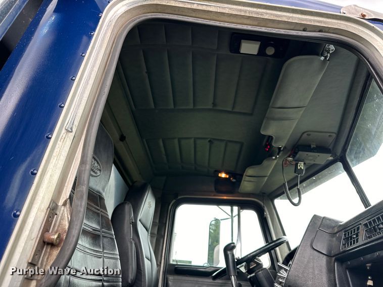 image for item NT9224 2001 Peterbilt  379 dump truck