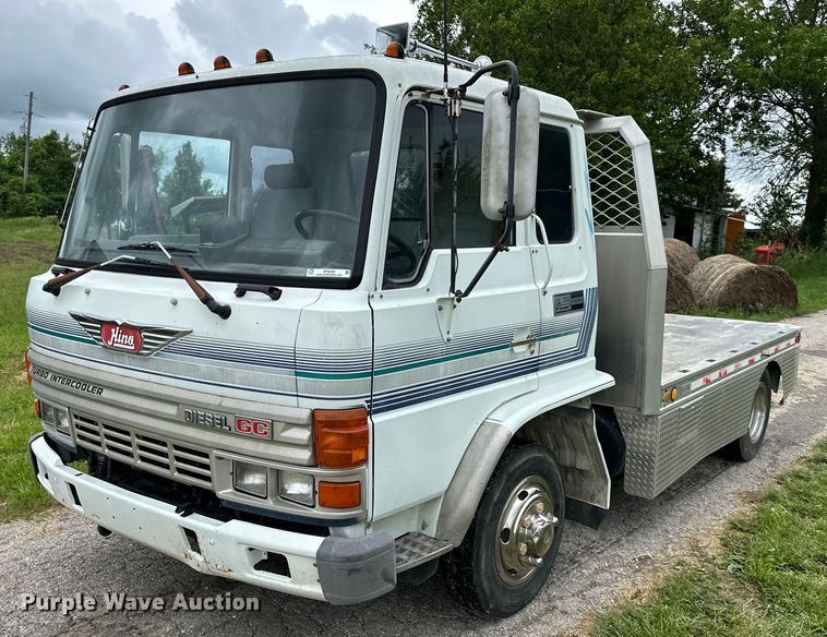image for item NT9225 1992 Hino GC flatbed truck