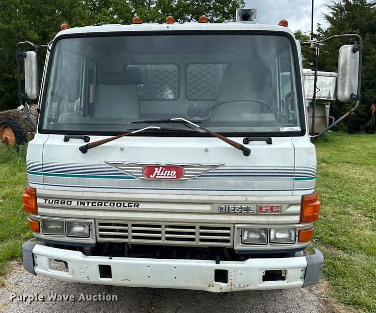 image for item NT9225 1992 Hino GC flatbed truck