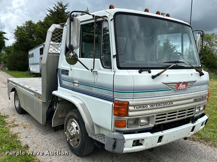 image for item NT9225 1992 Hino GC flatbed truck