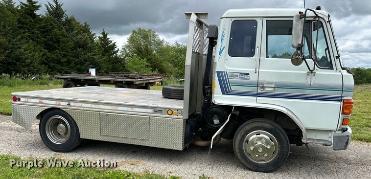 image for item NT9225 1992 Hino GC flatbed truck