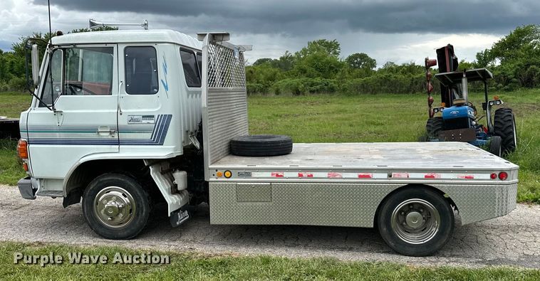 image for item NT9225 1992 Hino GC flatbed truck