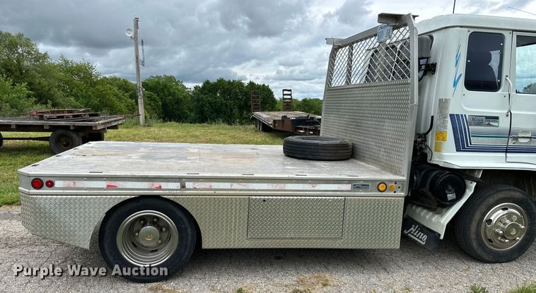 image for item NT9225 1992 Hino GC flatbed truck