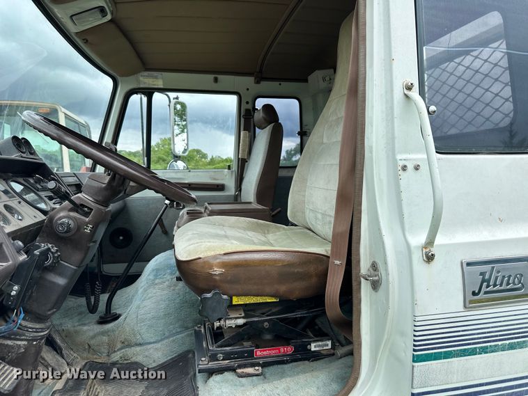 image for item NT9225 1992 Hino GC flatbed truck