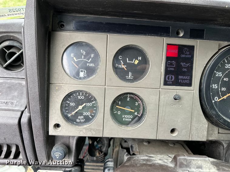 image for item NT9225 1992 Hino GC flatbed truck