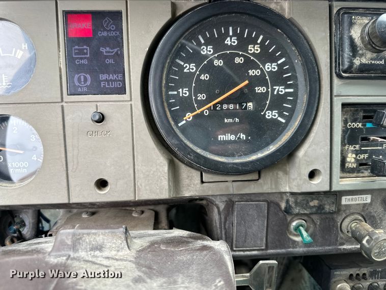 image for item NT9225 1992 Hino GC flatbed truck