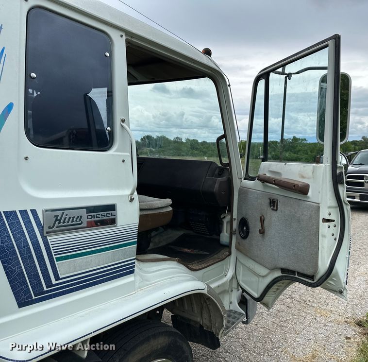 image for item NT9225 1992 Hino GC flatbed truck