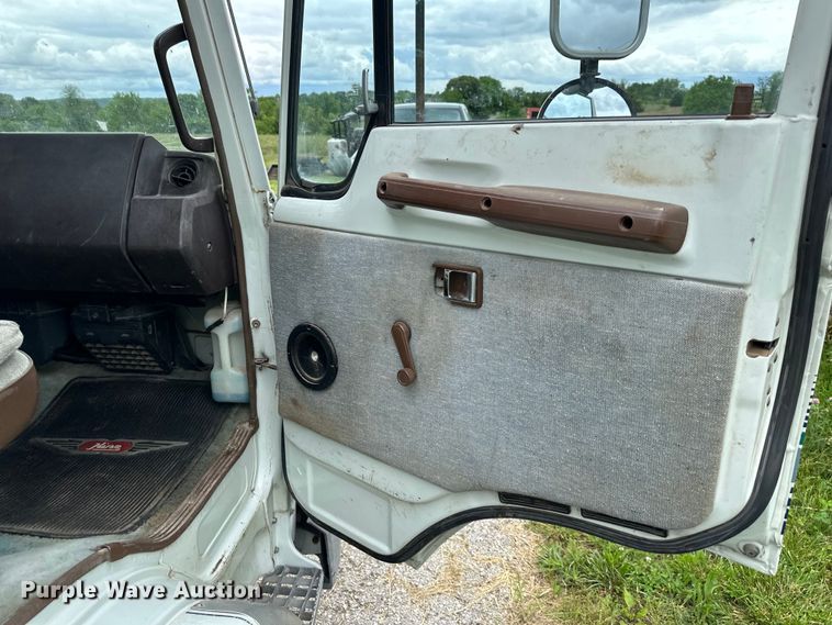 image for item NT9225 1992 Hino GC flatbed truck