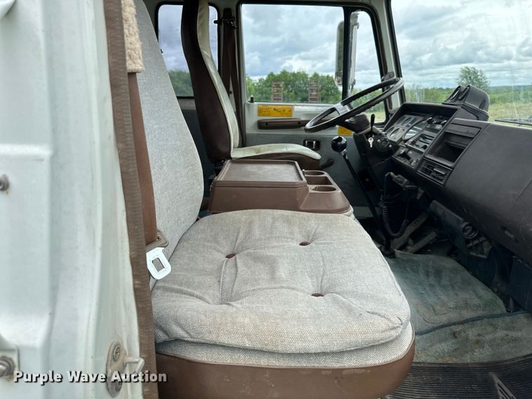 image for item NT9225 1992 Hino GC flatbed truck