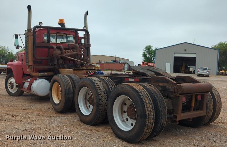 image for item NZ9561 1989 Ford 9000 winch truck 