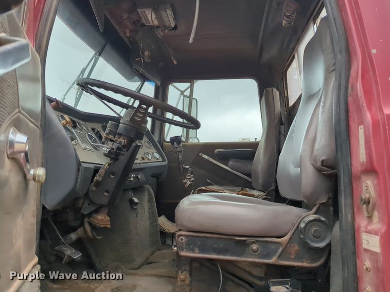 image for item NZ9561 1989 Ford 9000 winch truck 