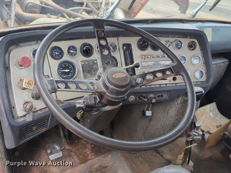 image for item NZ9561 1989 Ford 9000 winch truck 