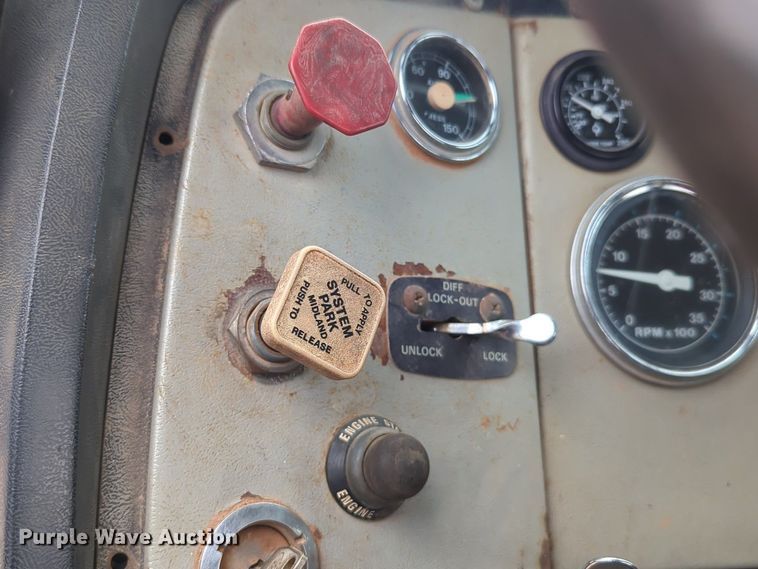 image for item NZ9561 1989 Ford 9000 winch truck 