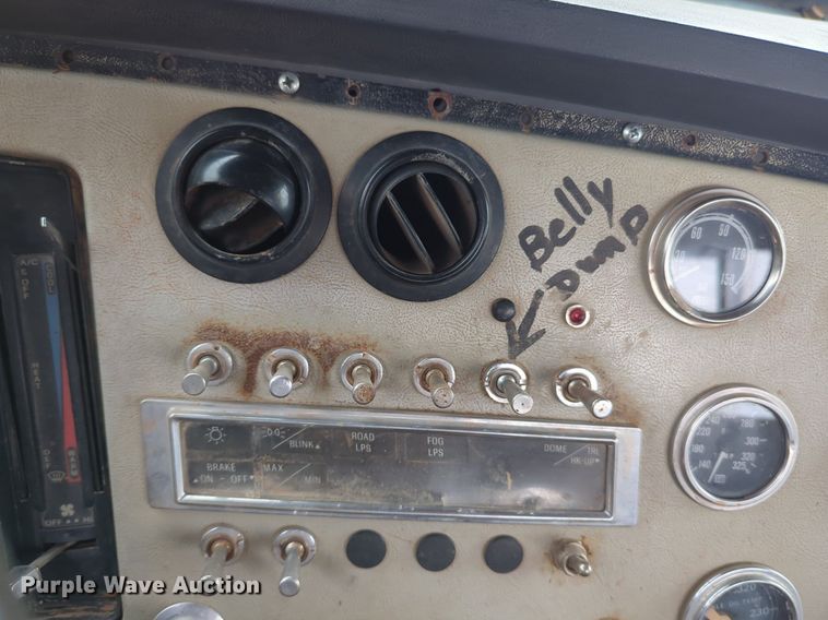 image for item NZ9561 1989 Ford 9000 winch truck 