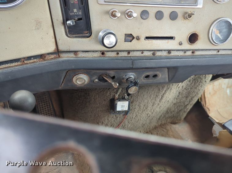 image for item NZ9561 1989 Ford 9000 winch truck 