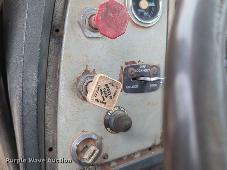 image for item NZ9561 1989 Ford 9000 winch truck 