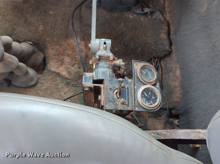 image for item NZ9561 1989 Ford 9000 winch truck 