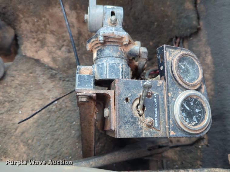 image for item NZ9561 1989 Ford 9000 winch truck 