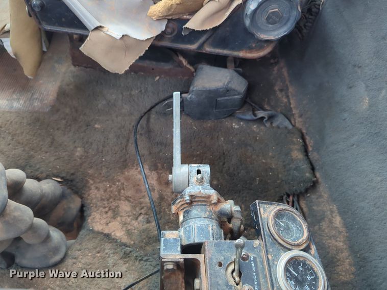 image for item NZ9561 1989 Ford 9000 winch truck 