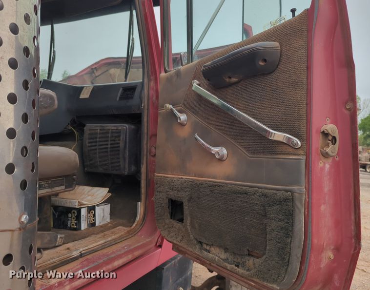 image for item NZ9561 1989 Ford 9000 winch truck 