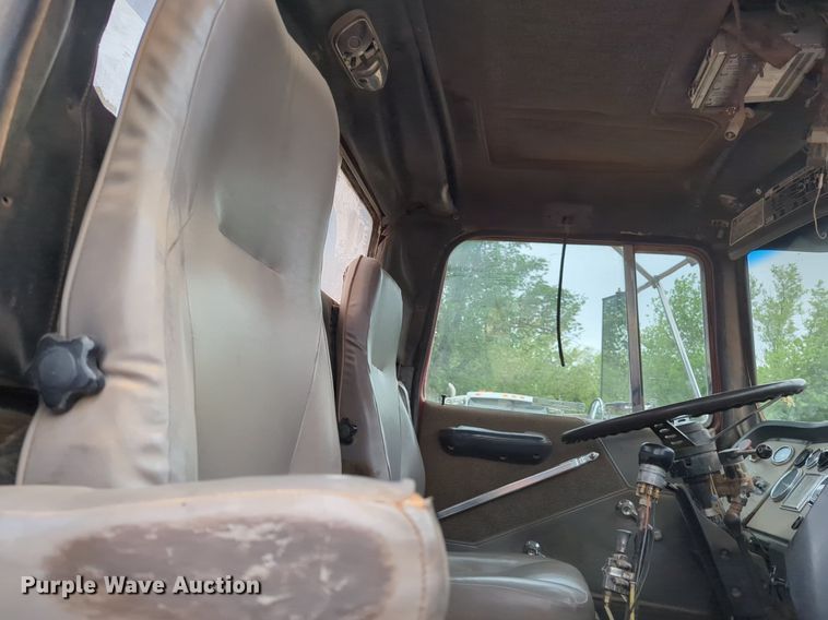 image for item NZ9561 1989 Ford 9000 winch truck 