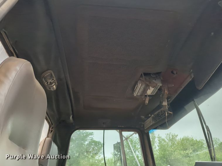 image for item NZ9561 1989 Ford 9000 winch truck 