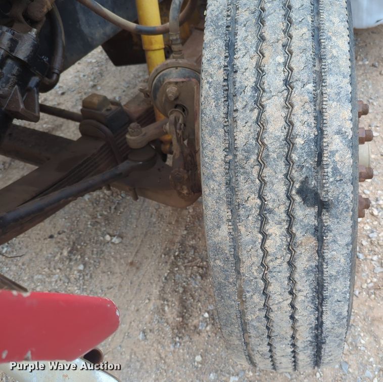 image for item NZ9561 1989 Ford 9000 winch truck 