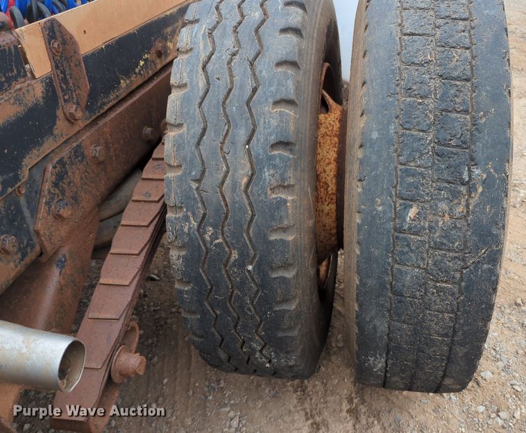 image for item NZ9561 1989 Ford 9000 winch truck 