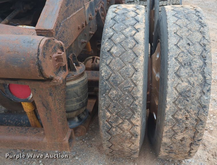 image for item NZ9561 1989 Ford 9000 winch truck 