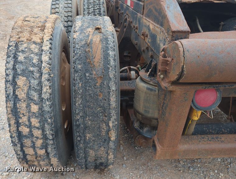 image for item NZ9561 1989 Ford 9000 winch truck 