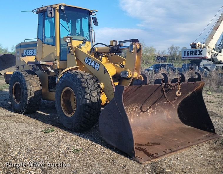 image for item NZ9835 1998 John Deere  624H wheel loader