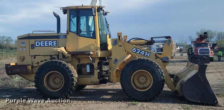 image for item NZ9835 1998 John Deere  624H wheel loader