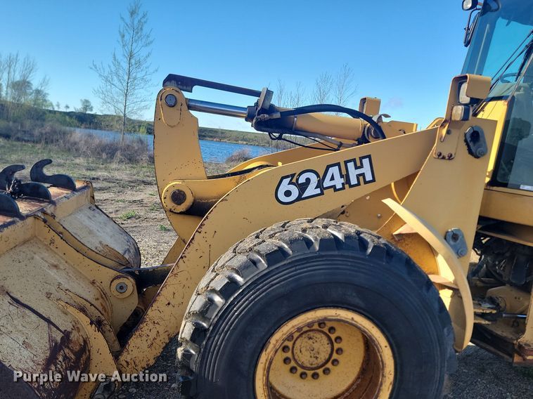 image for item NZ9835 1998 John Deere  624H wheel loader
