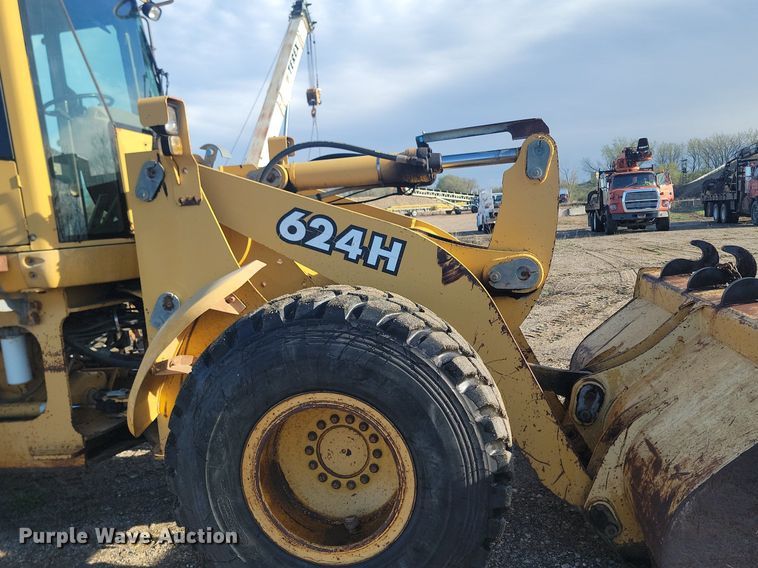 image for item NZ9835 1998 John Deere  624H wheel loader