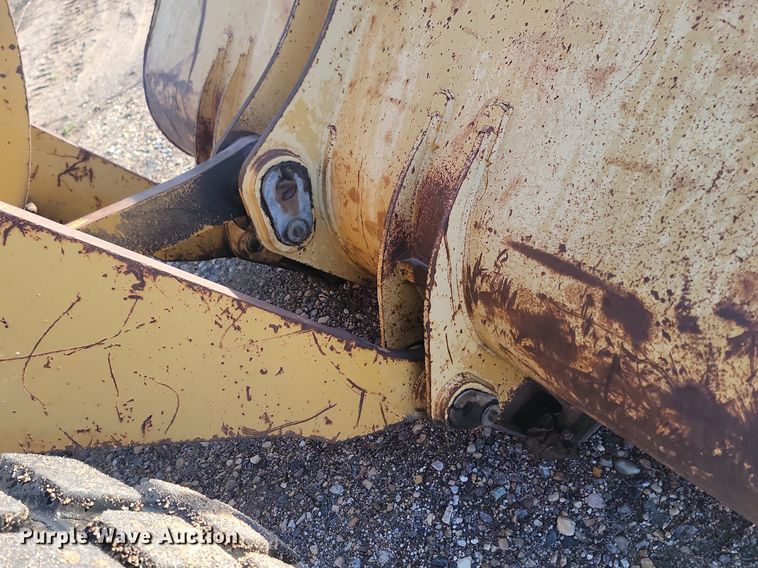 image for item NZ9835 1998 John Deere  624H wheel loader