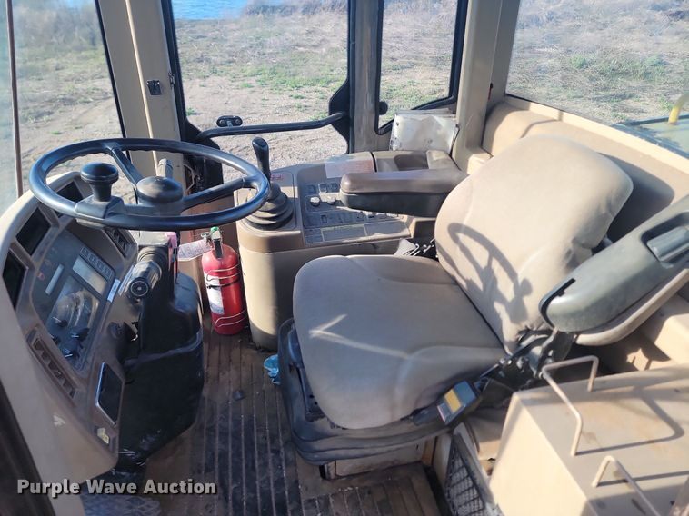 image for item NZ9835 1998 John Deere  624H wheel loader