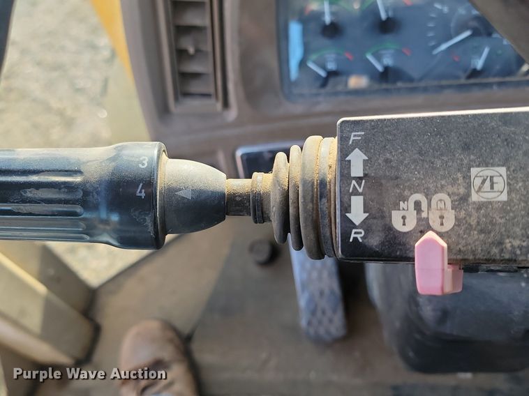 image for item NZ9835 1998 John Deere  624H wheel loader