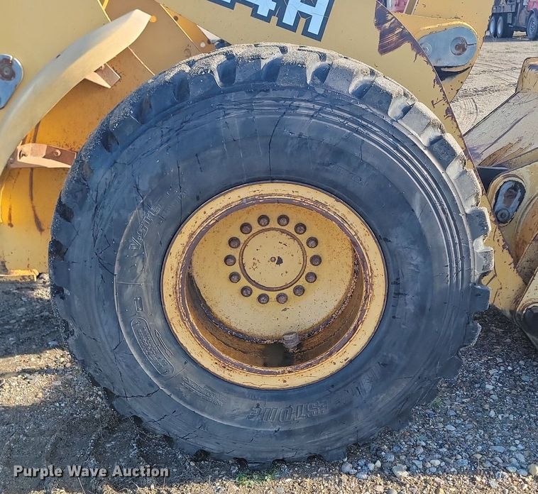 image for item NZ9835 1998 John Deere  624H wheel loader