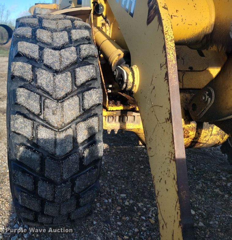 image for item NZ9835 1998 John Deere  624H wheel loader