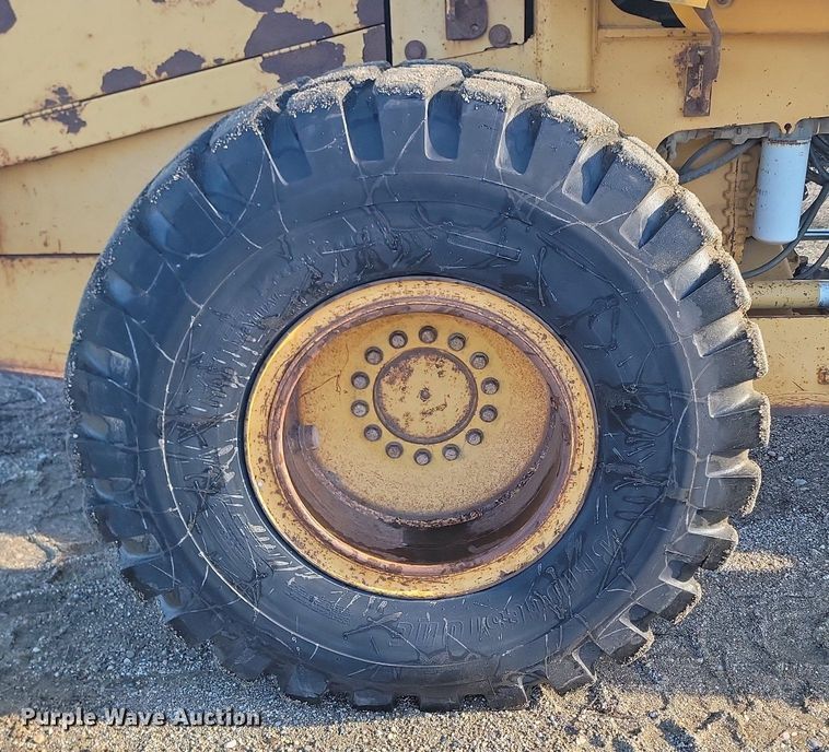 image for item NZ9835 1998 John Deere  624H wheel loader
