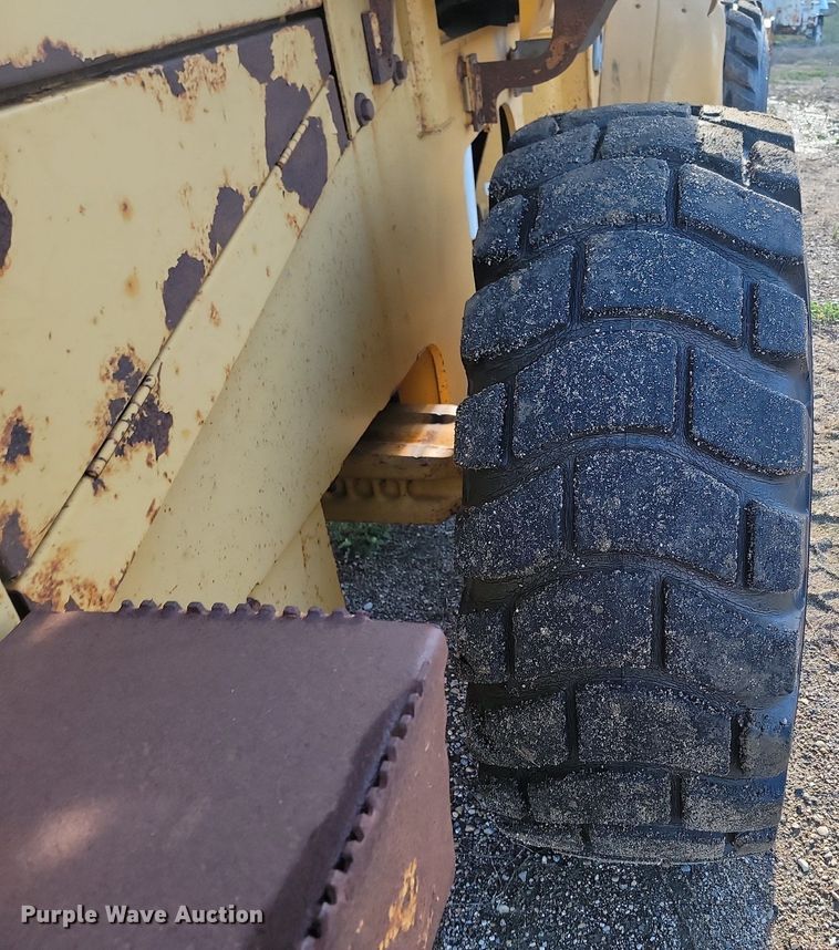 image for item NZ9835 1998 John Deere  624H wheel loader