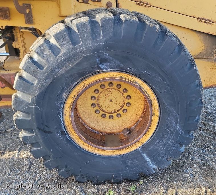 image for item NZ9835 1998 John Deere  624H wheel loader