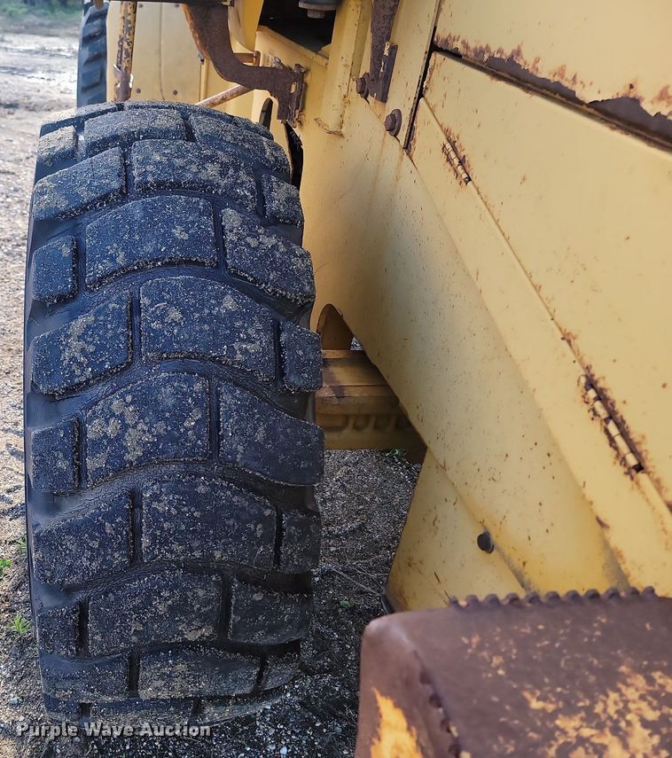 image for item NZ9835 1998 John Deere  624H wheel loader