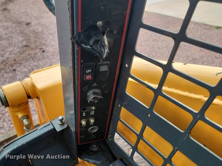 image for item NZ9837 2006 Mustang  2041 skid steer loader