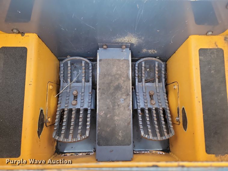 image for item NZ9837 2006 Mustang  2041 skid steer loader