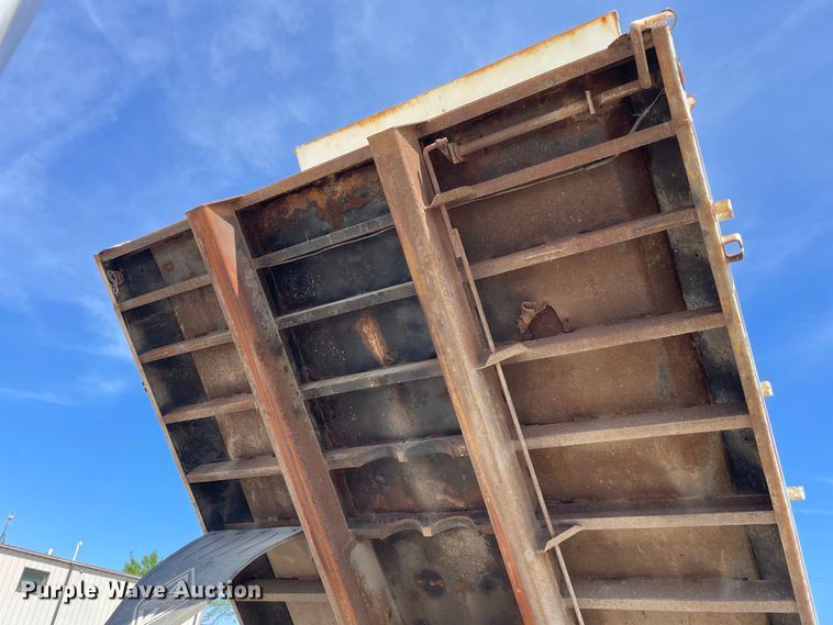 image for item OG9916 2003 International  4400 dump truck