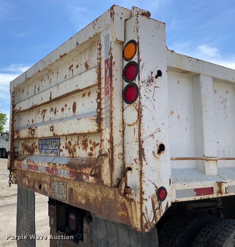 image for item OG9916 2003 International  4400 dump truck