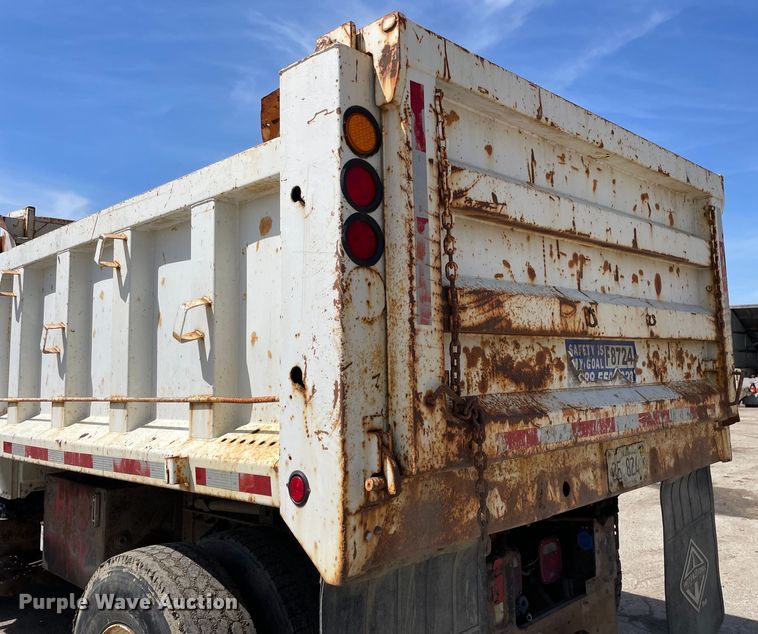 image for item OG9916 2003 International  4400 dump truck