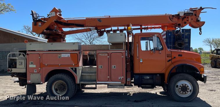 image for item OG9939 1997 International  4800 digger derrick truck